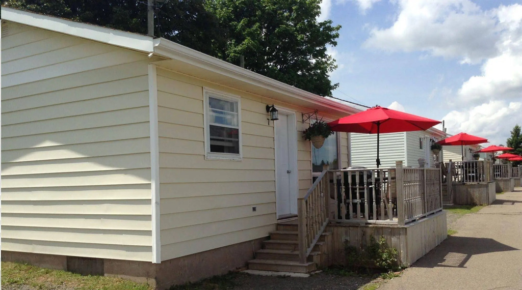 Royalty Maples Motel & Cottages