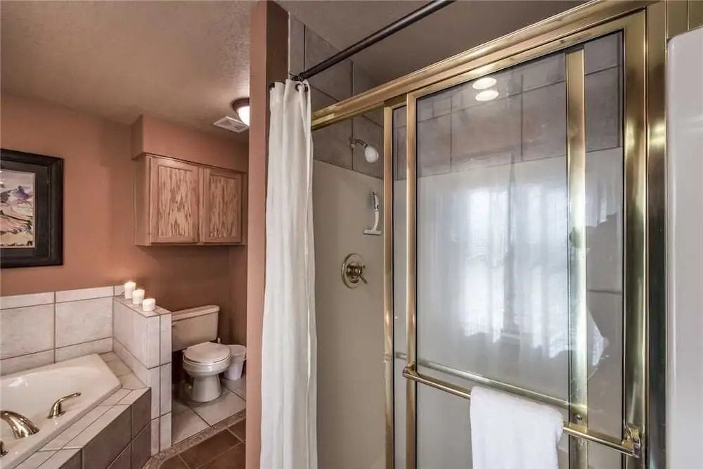 Bear Butte Lodge - Three Bedroom Cabin with Hot Tub