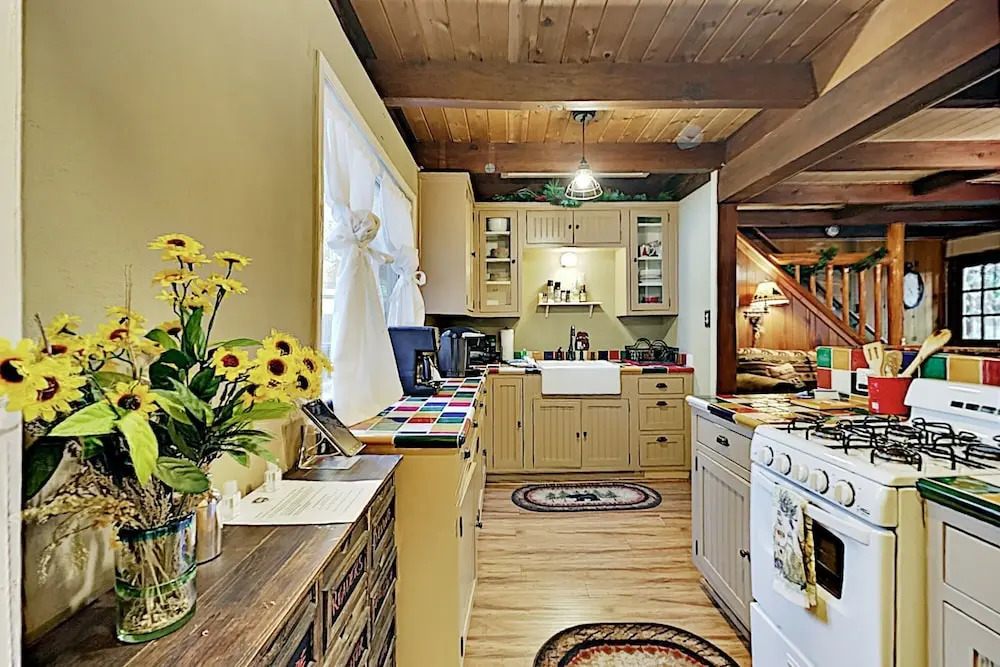 New Listing! Alpine W/ Private Hot Tub 2 Bedroom Cabin
