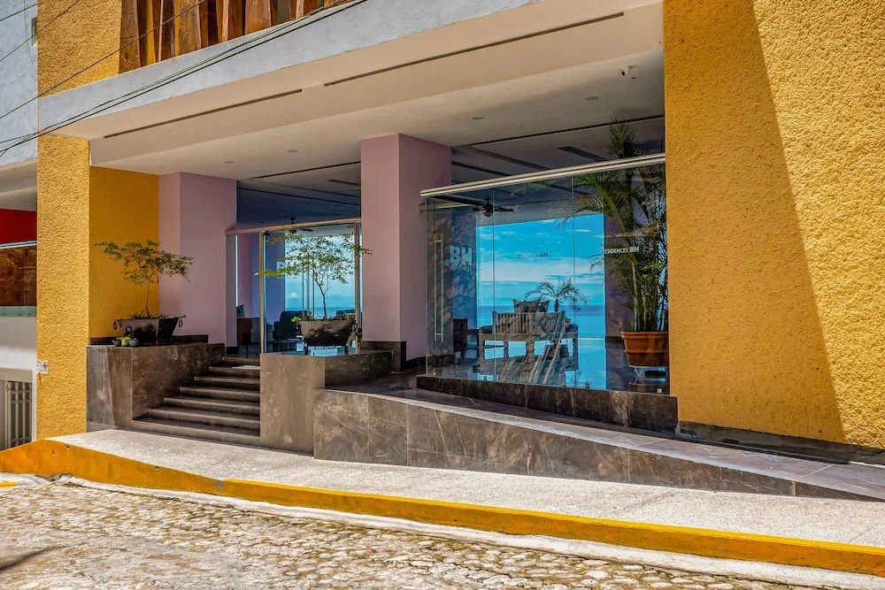 4th-floor Oceanfront Condo With Balcony, Outdoor Pool, Ocean Views & AC