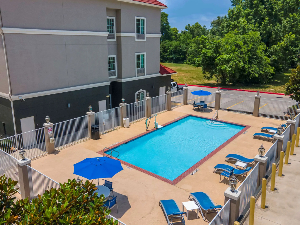 Comfort Inn & Suites Cleveland TX