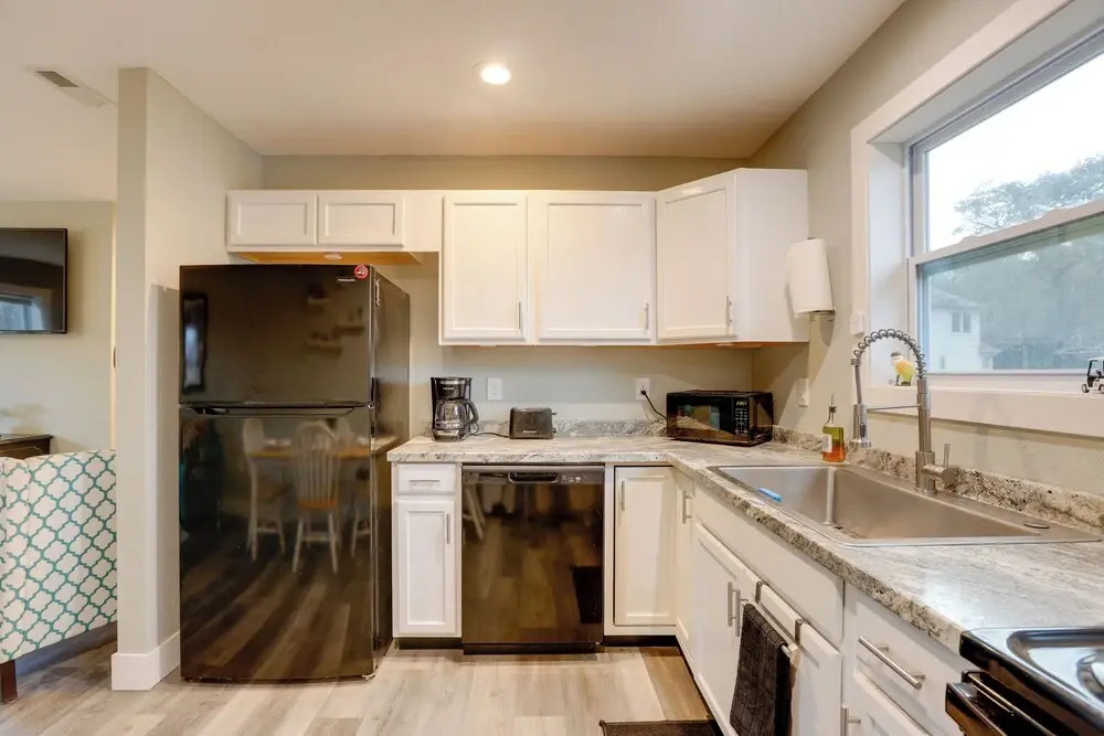 Kitty Hawk Apartment w/ Hot Tub - 1 Mi to Beach!