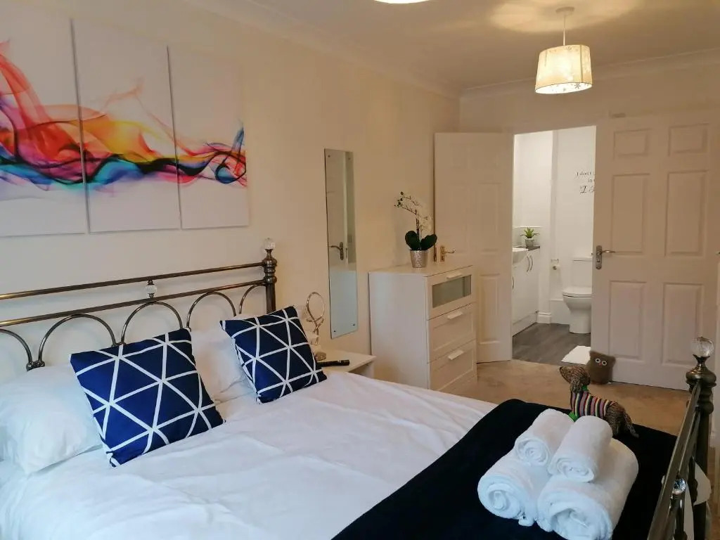 Luxury Modern 2 Bed Apartment, FREE UNDERCROFT PARKING 2,1m max