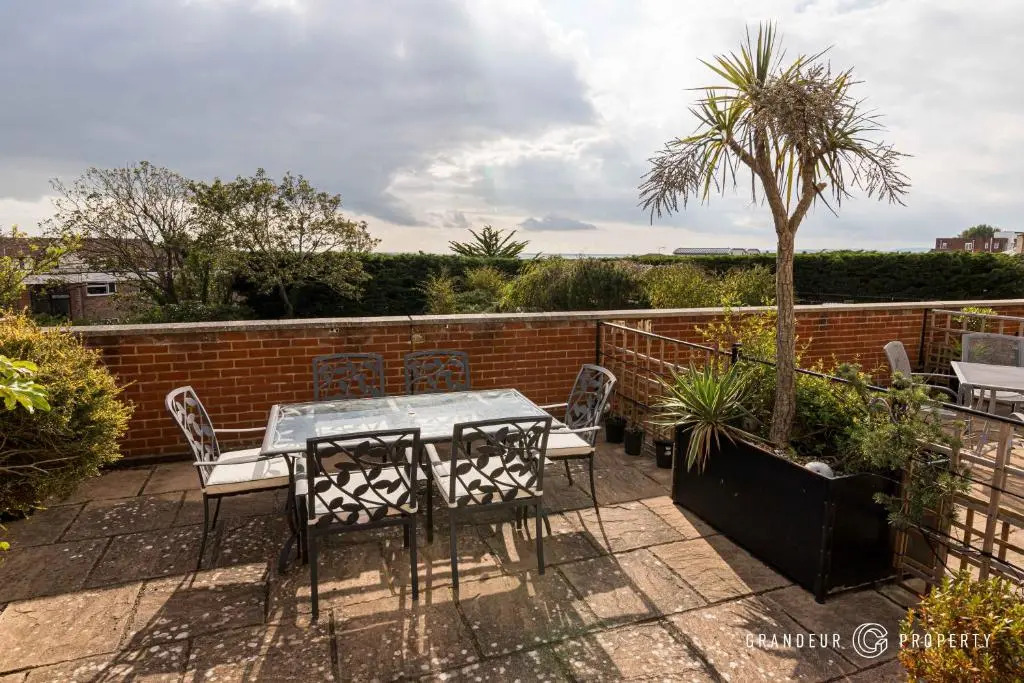 Stunning Sea View 2 Bed Triplex Apt Terrace Free Parking