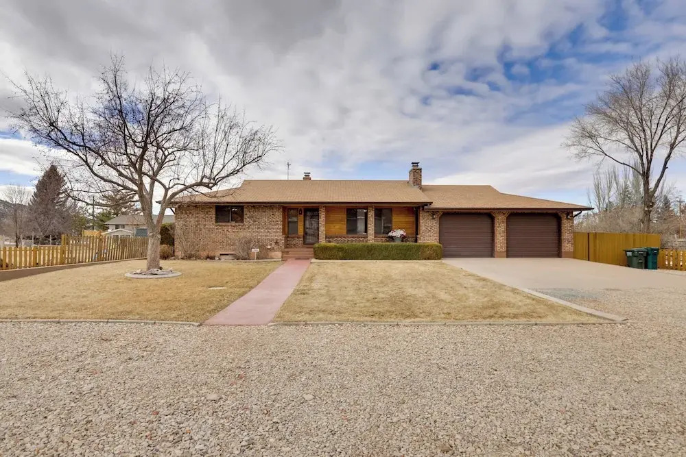 Parowan Escape With 2 Game Rooms, Deck & Yard!