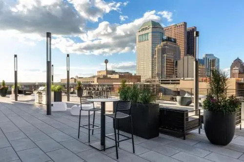 Frontdesk 80 On The Commons Downtown Columbus Apts