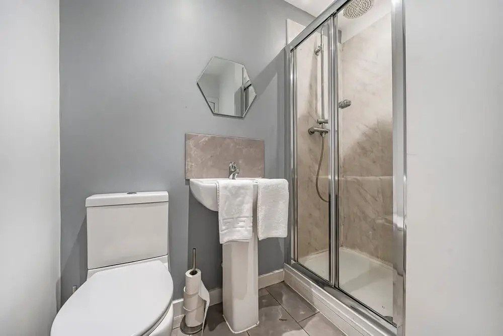 Modern Affordable Home - Contractors Leisure