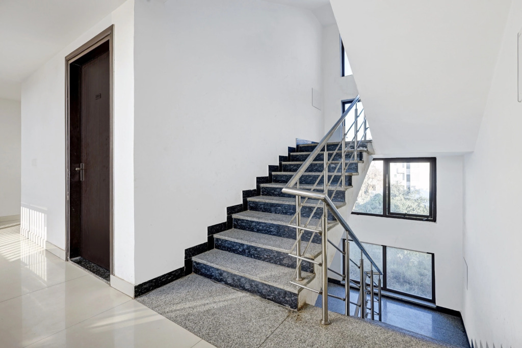 Super Townhouse Tipsyy Near Bestech Central Square Mall