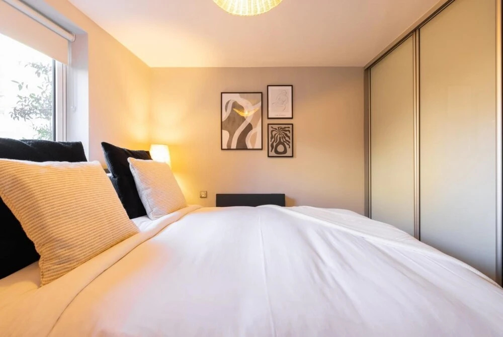 The Crystal Quarters - Modern Bright 2bdr Apartment