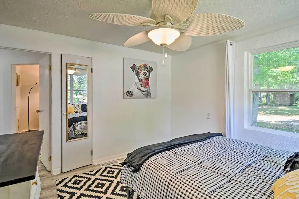 Stylish Dog-friendly Bungalow: Steps to Elk Lake