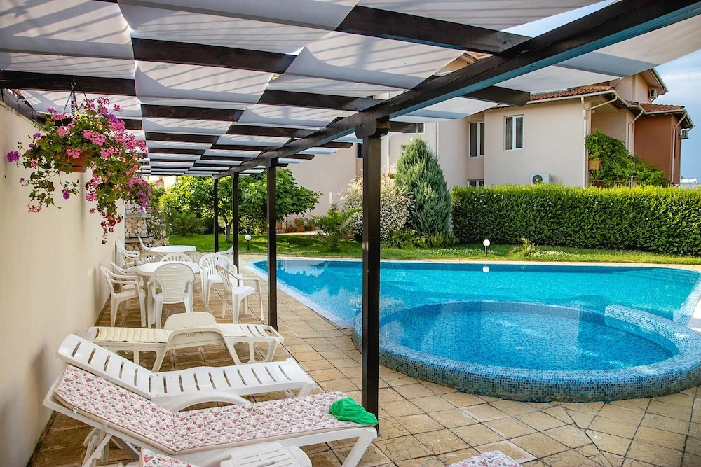 FM Premium 1-BDR Apartment with Pool & Parking - Summer Days