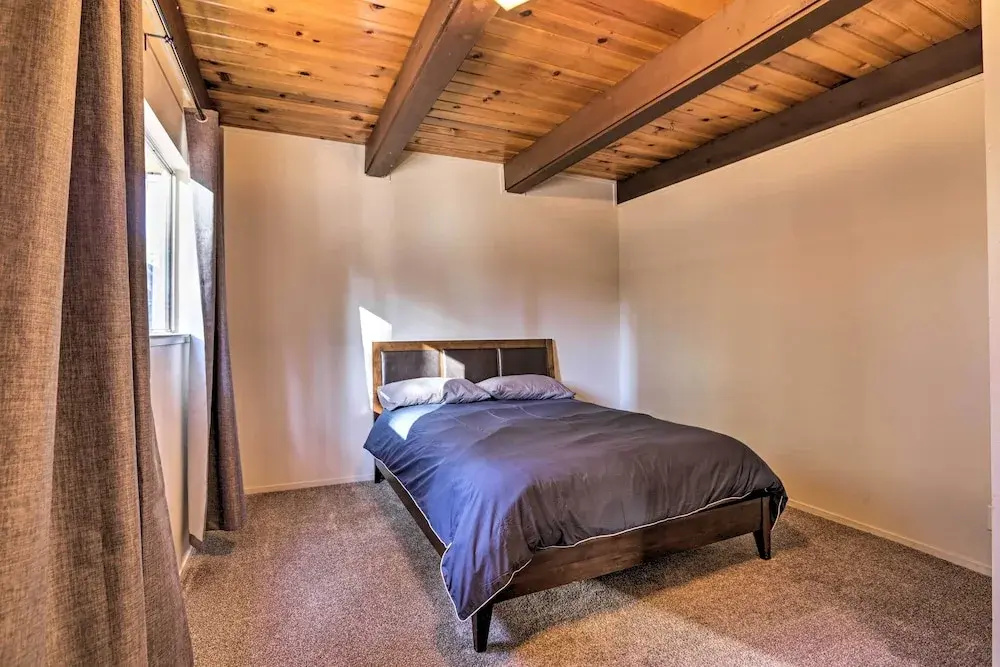 4-season Tahoe Hideaway: 1 Block to Biking!