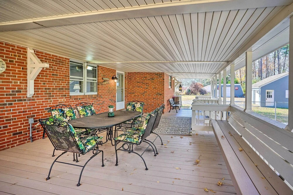 'the Oyster Bed' Retreat w/ Pool & Game Room