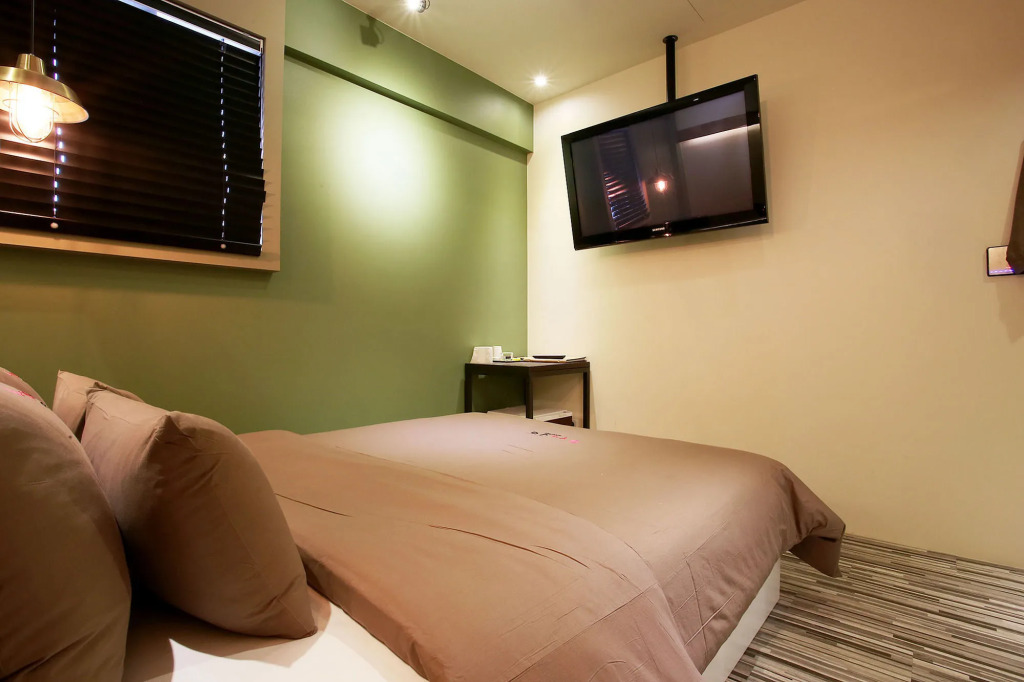 Achasan Station Wall Hotel