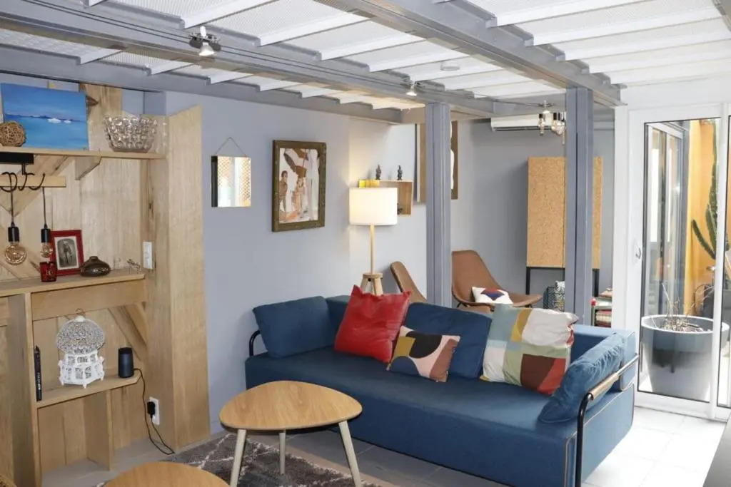 Air-conditioned duplex apartment with furnished terrace in the city center