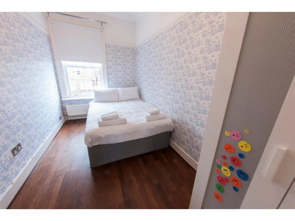 Spacious 2 Bedroom Flat in Queens Park - Sleeps 6