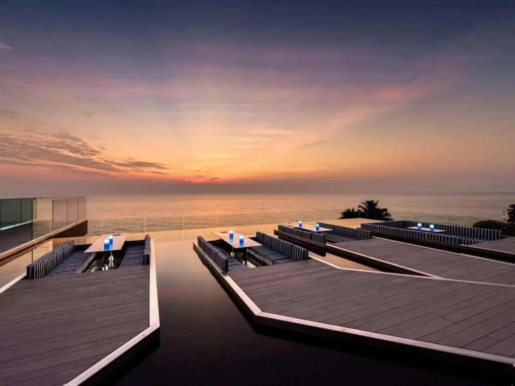 Stunning sunset on 30th floor beach front@Veranda