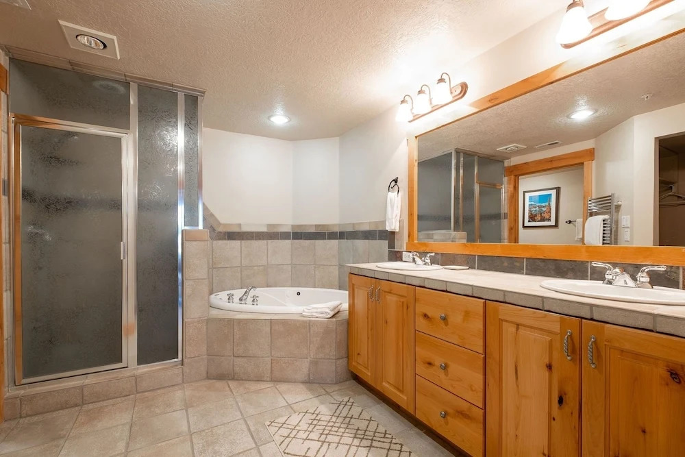 Town Pointe C201 3 Bedroom Condo by RedAwning