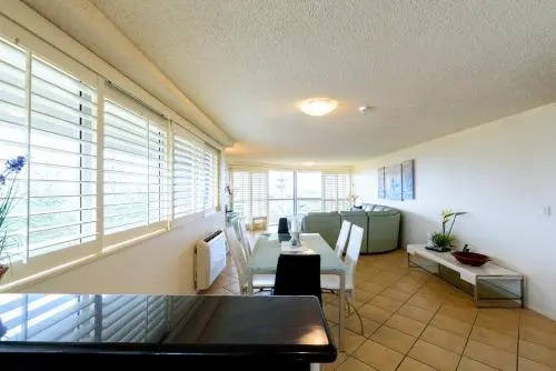 Main Beach Waterfront Apartment