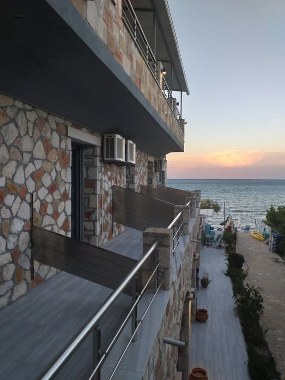 Golden Dolphin Studios & Apartments