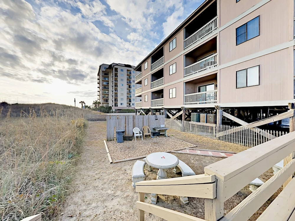 Oceanfront 2br W/ Private Balcony 2 Bedroom Condo