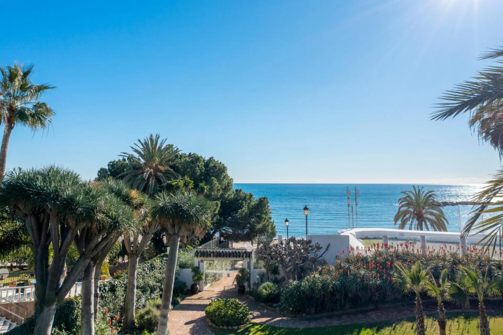Modern 2 Bedroom Apartment, with Sea Views, in Playas del Duque - Puerto Banús