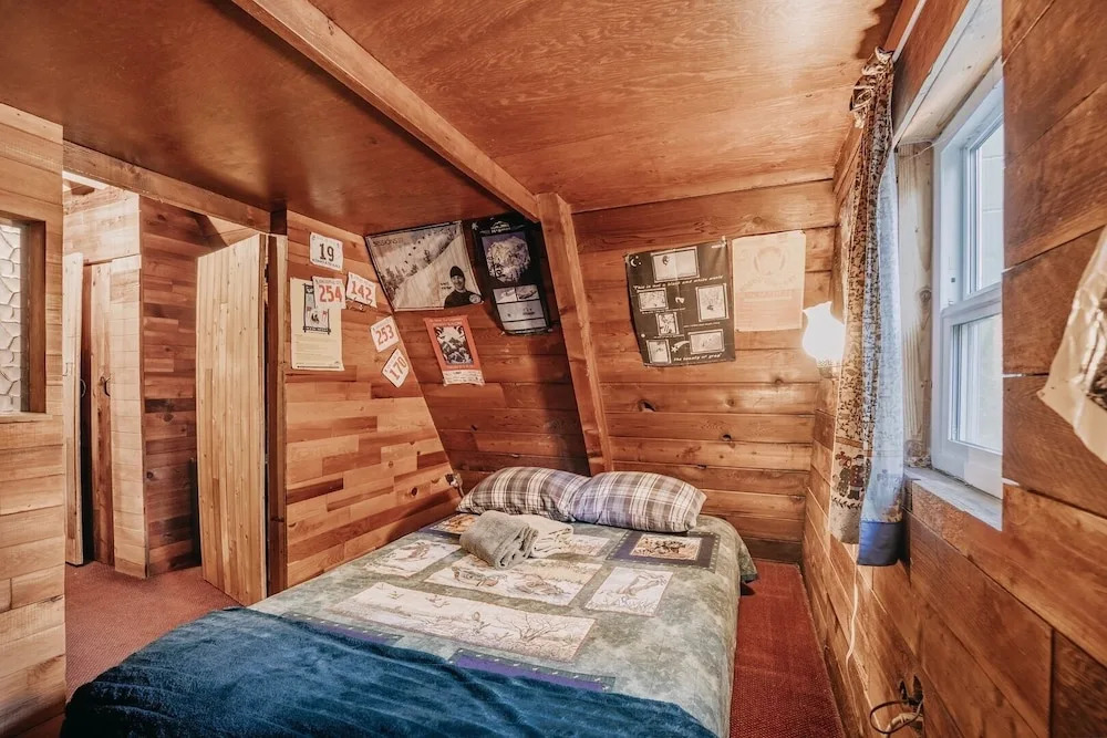 54sl - Hot Tub - Pets Ok - Sleeps 4 2 Bedroom Cabin by RedAwning