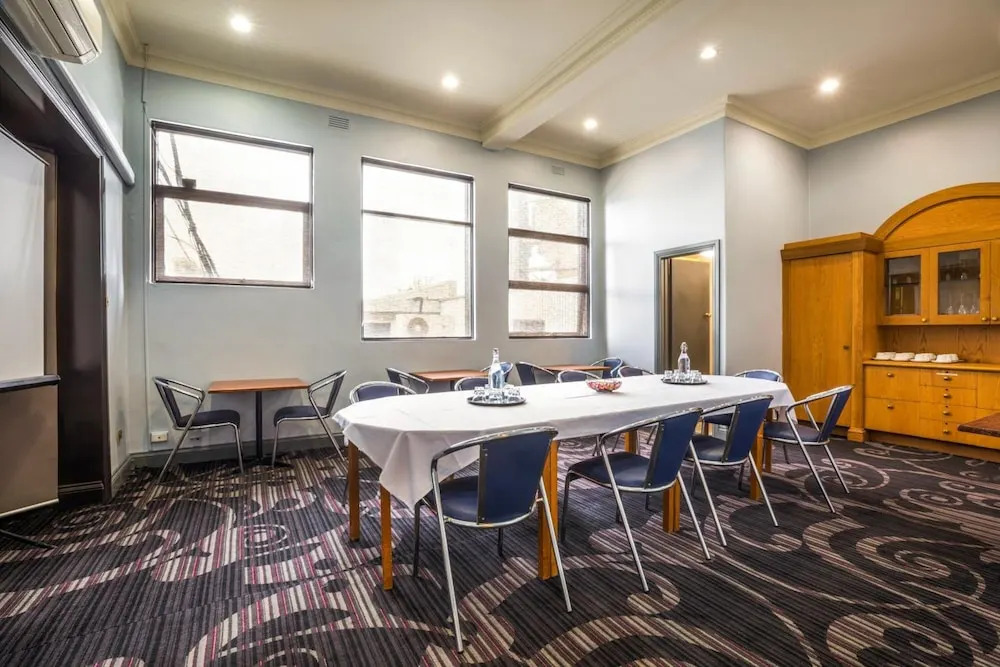 Skyways Hotel Airport West