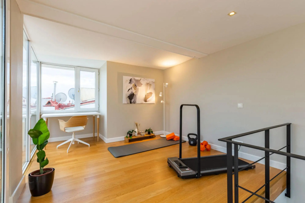 MISSAFIR Exceptional Flat w/Bosphorus View and Rec Room 3-Min Walk to Istiklal Street in Beyoglu