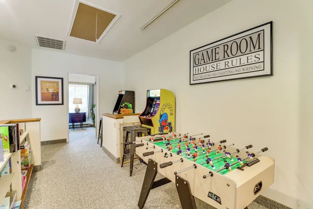 Game Room & Bbq: Waterfront Lake Harmony Condo!