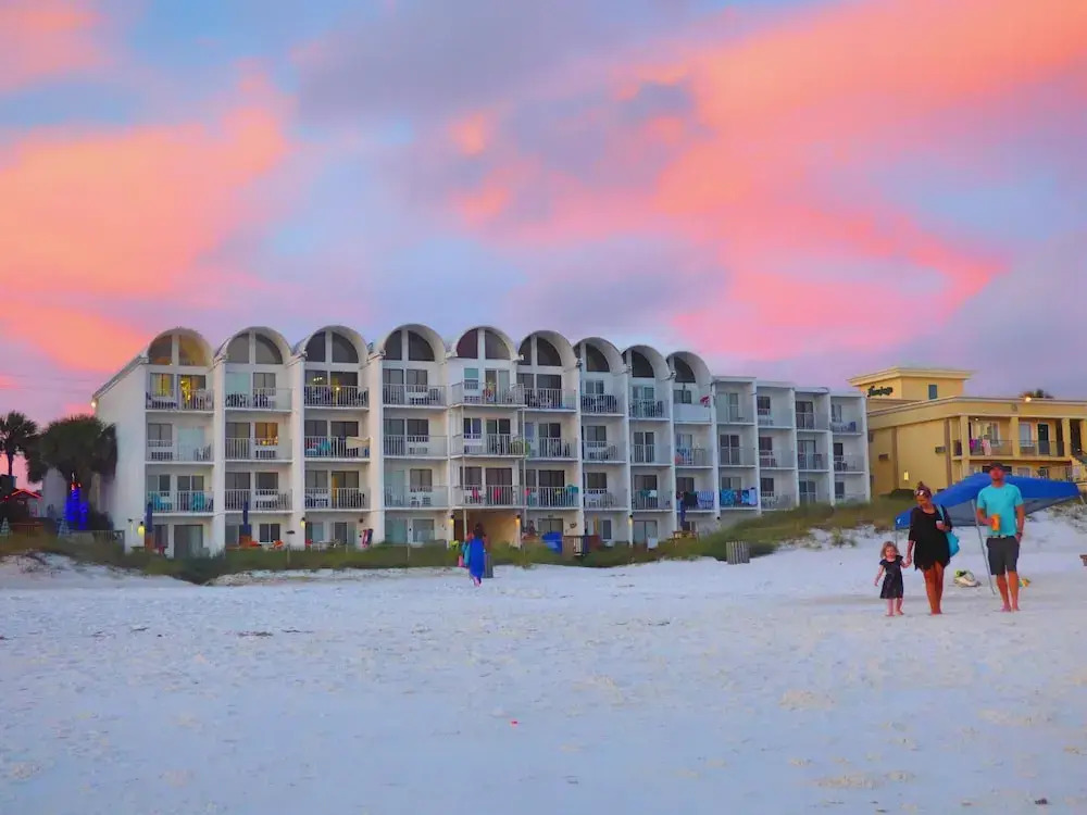 Pet Friendly Ground Level Steps to the Sand, Pool, Hot Tub, Wifi
