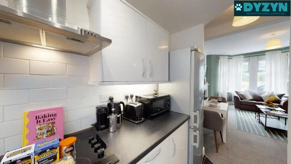 Taff Towers - Deluxe 2 Bed Cardiff City Center Apartment - Street Parking - By DYZYN