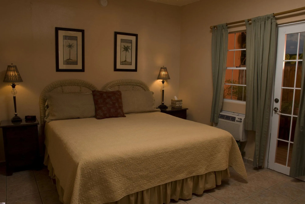 Lazy Parrot Inn