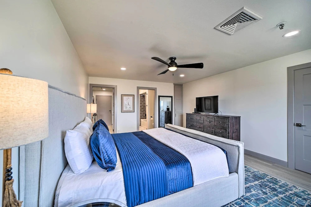 Balcony & Lake View: Modern Condo in Monkey Island