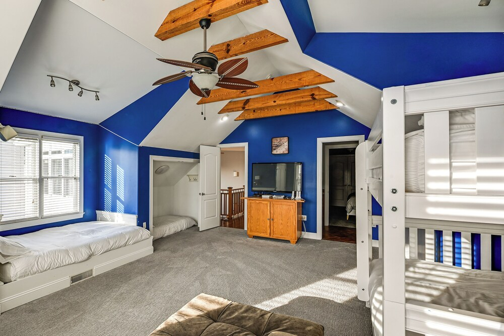 Walk to Beach! Group-friendly Ocean City Getaway