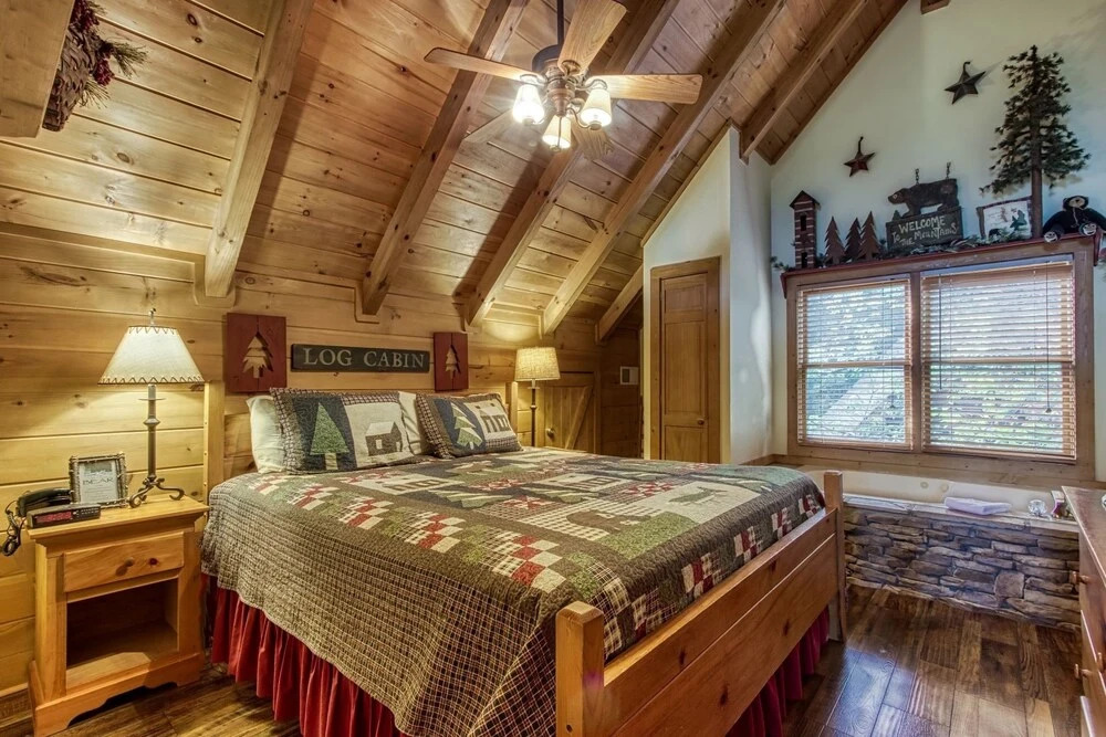 ER254 - Hibernation Hideaway Great Location - Close To Town! 5 Bedroom Cabin by RedAwning