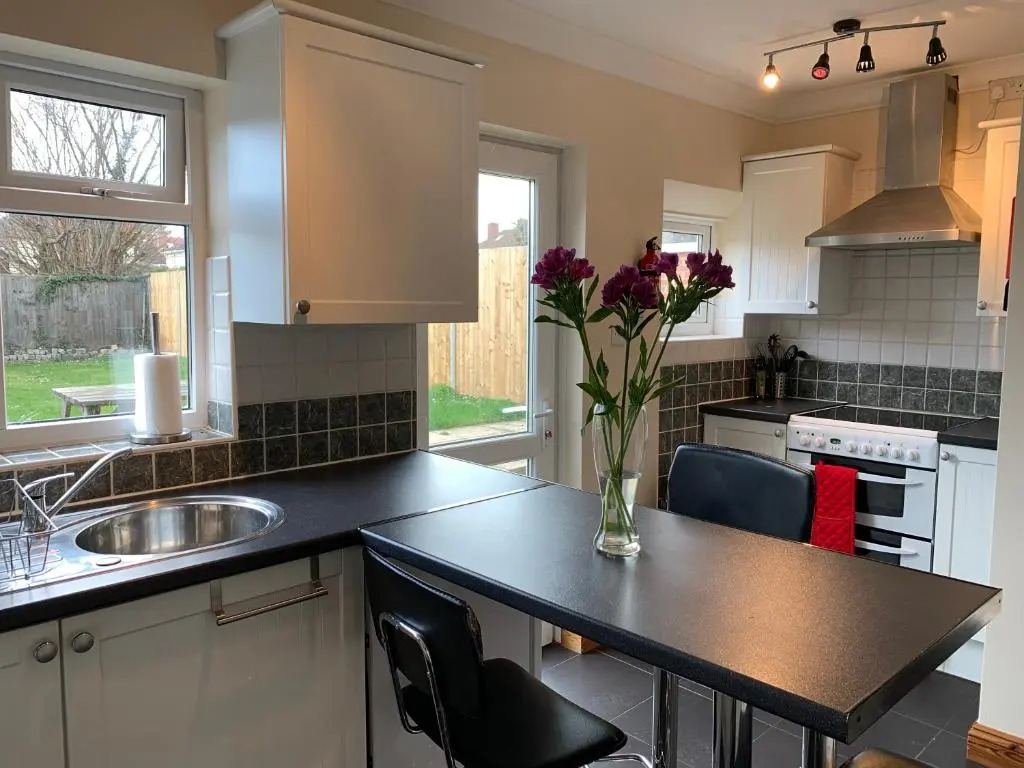 3 Bedroom House For Contractors By Beds Away Short Lets & Serviced Accommodation Oxford With Free Parking for 2 Cars