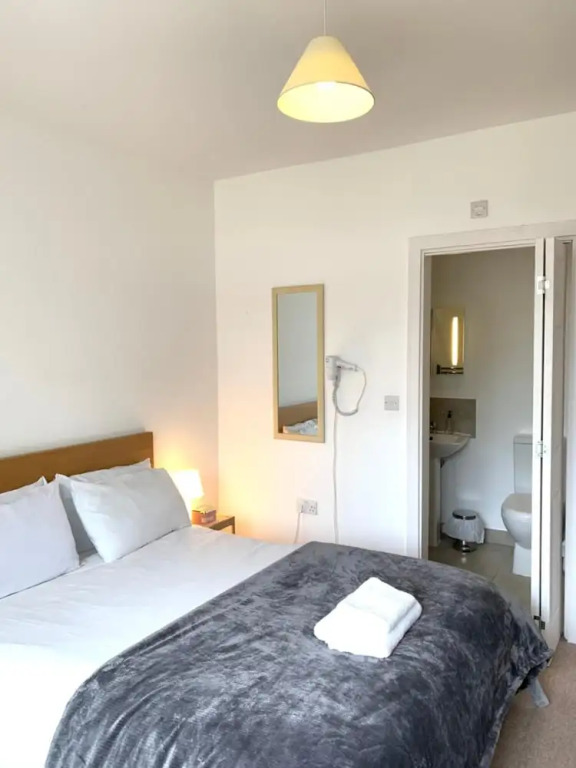 Private Rooms-Private Bathrooms-Near Airport- CABIN CREW paradise