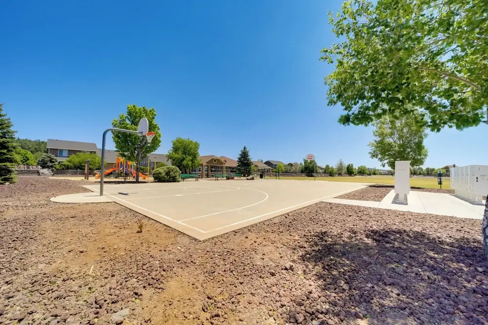 12 Mi to Flagstaff: Pet-friendly Home w/ Sunroom!