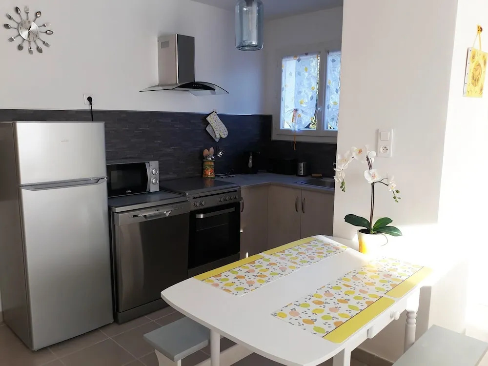 House with 2 Bedrooms in Pujaut, with Enclosed Garden And Wifi