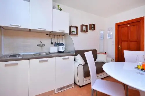 Apartments & Rooms As