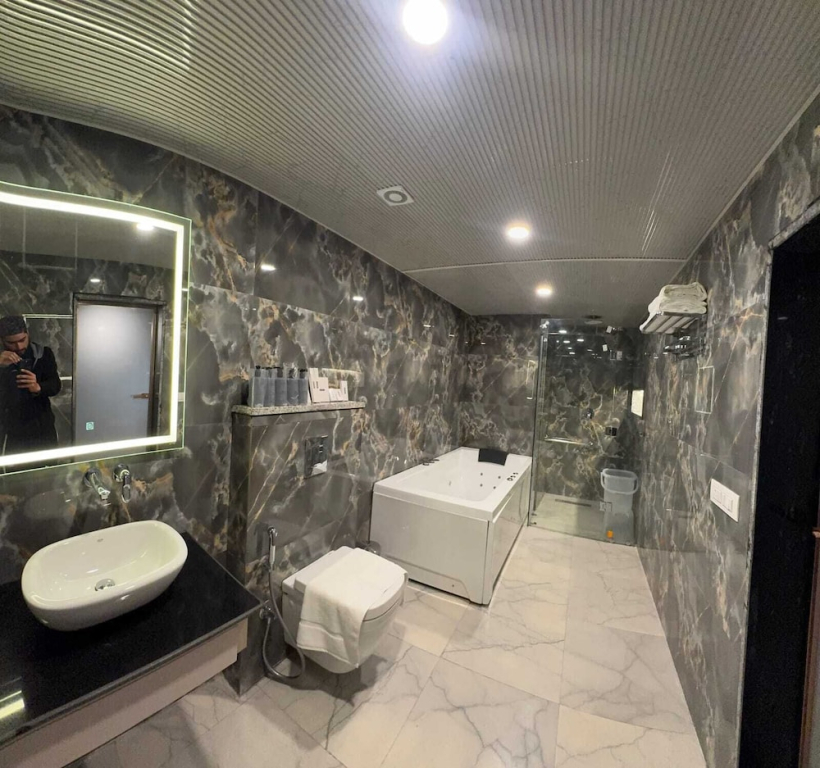 Emroz Kings Resort