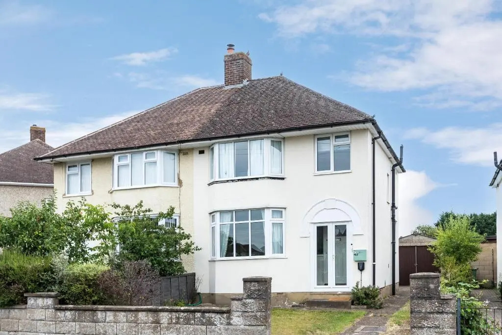 Cheerfull 3-bedroom Home With Parking Garden