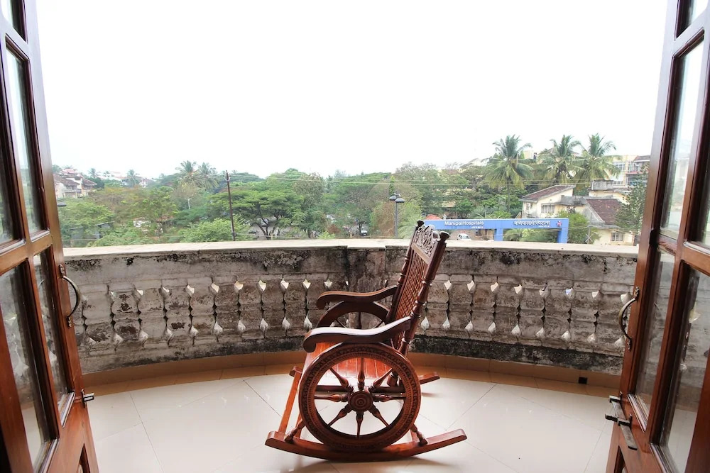 OYO 10383 Home 2BHK Dona Paula Beach