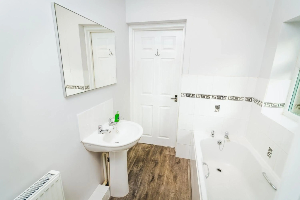 Adam - 17 Hughenden Road · Newly refurbished house - 10 minute walk from city