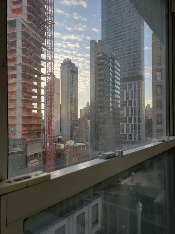 Hotel and the City, Empire State Building