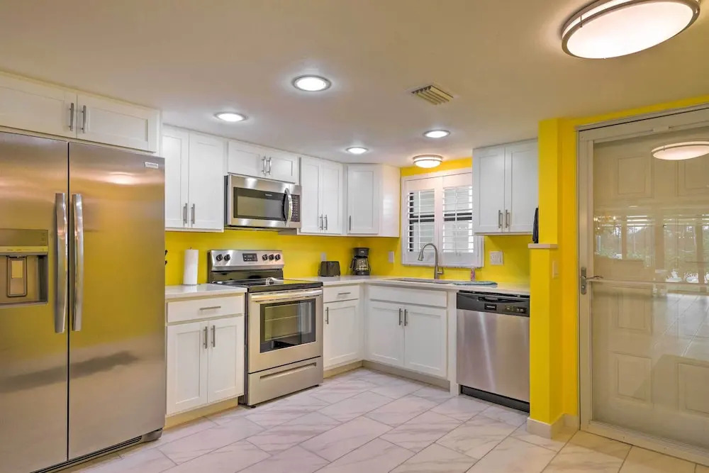 Cheery Condo With Pool Access: 3 Miles to Beach!