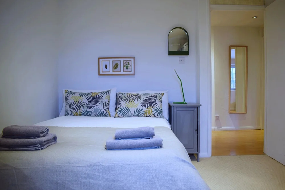 Central 1 Bedroom Apartment Near Tower Hill With Balcony