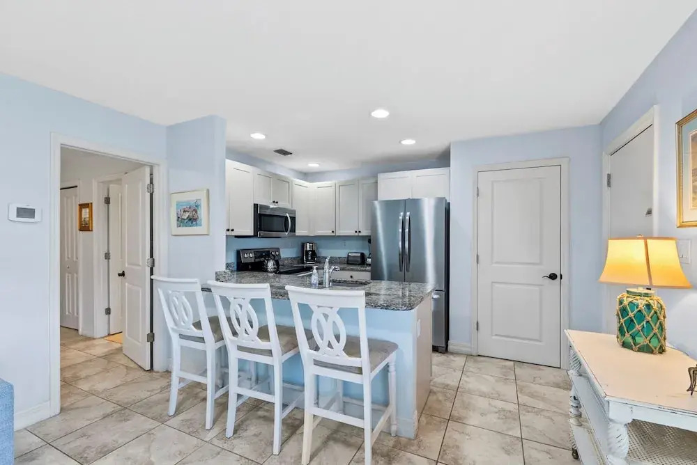 Le Monaco - Romantic 1 BR Condo Steps from 5th Ave S. Chic Coastal Retreat with King Bed and Beach Access. Perfect Location for Couples Near Dining, Shopping, and Naples Beach