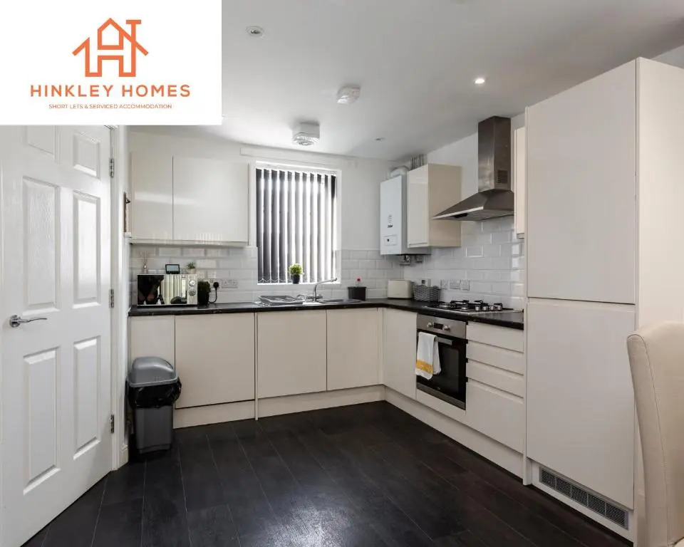 5 Beds - Free Gated Parking - City Centre - By Hinkley Homes Short Lets & Serviced Accommodation